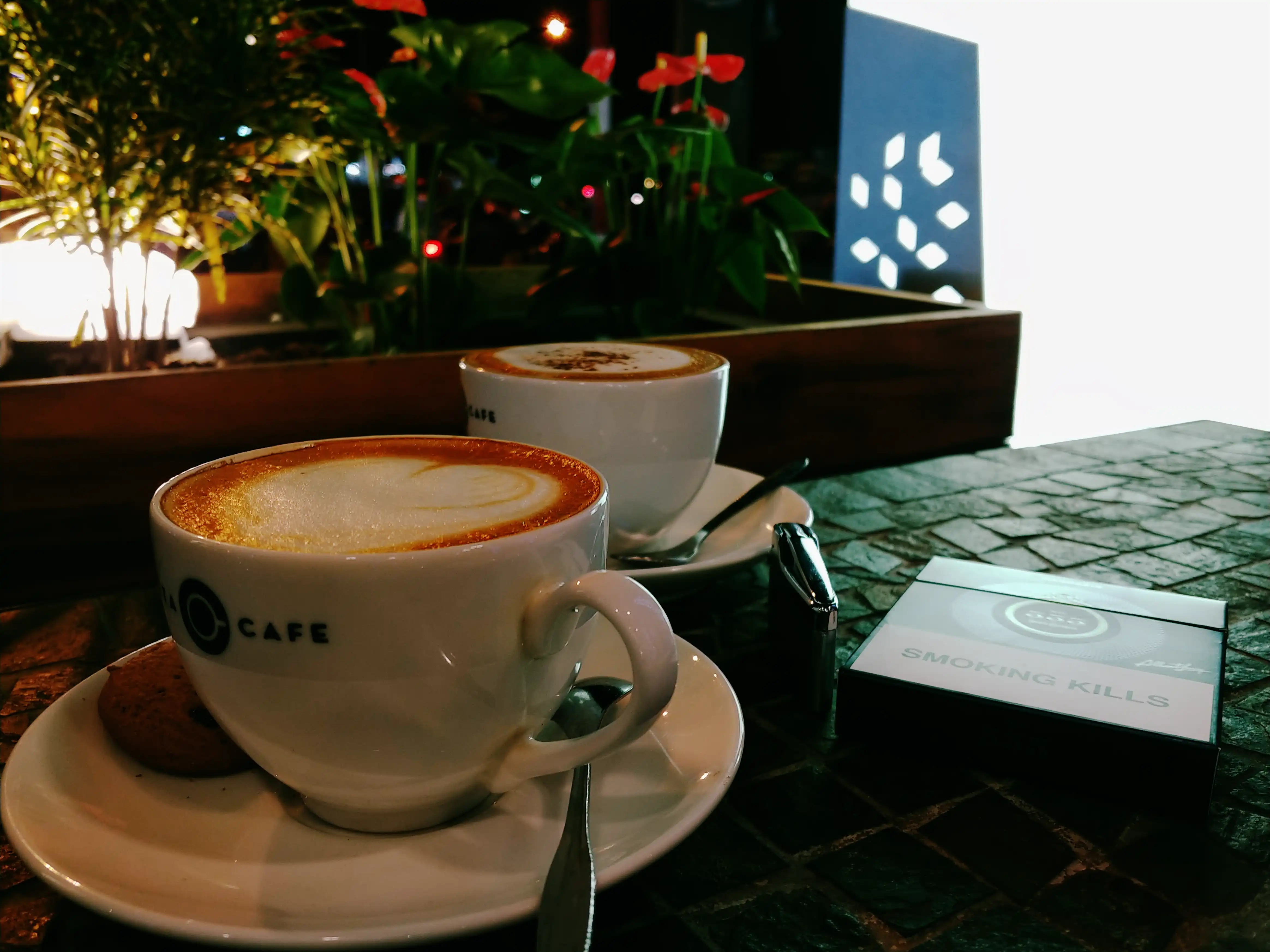 Cafe và thuốc lá là đôi bạn thân Cafe và thuốc lá là đôi bạn thân