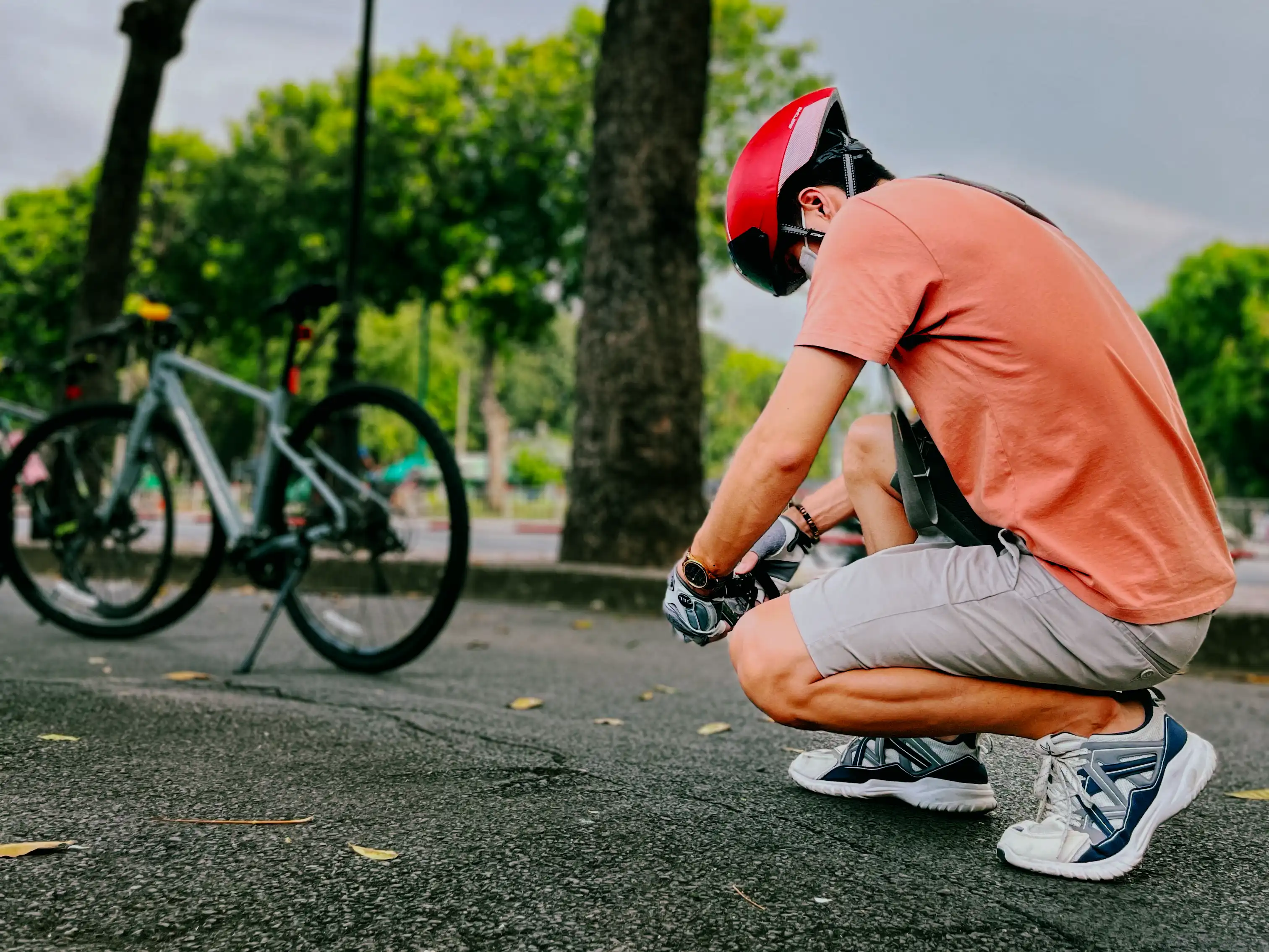Mình từng quăng máy ảnh để chạy qua đỡ cái xe đạp này...