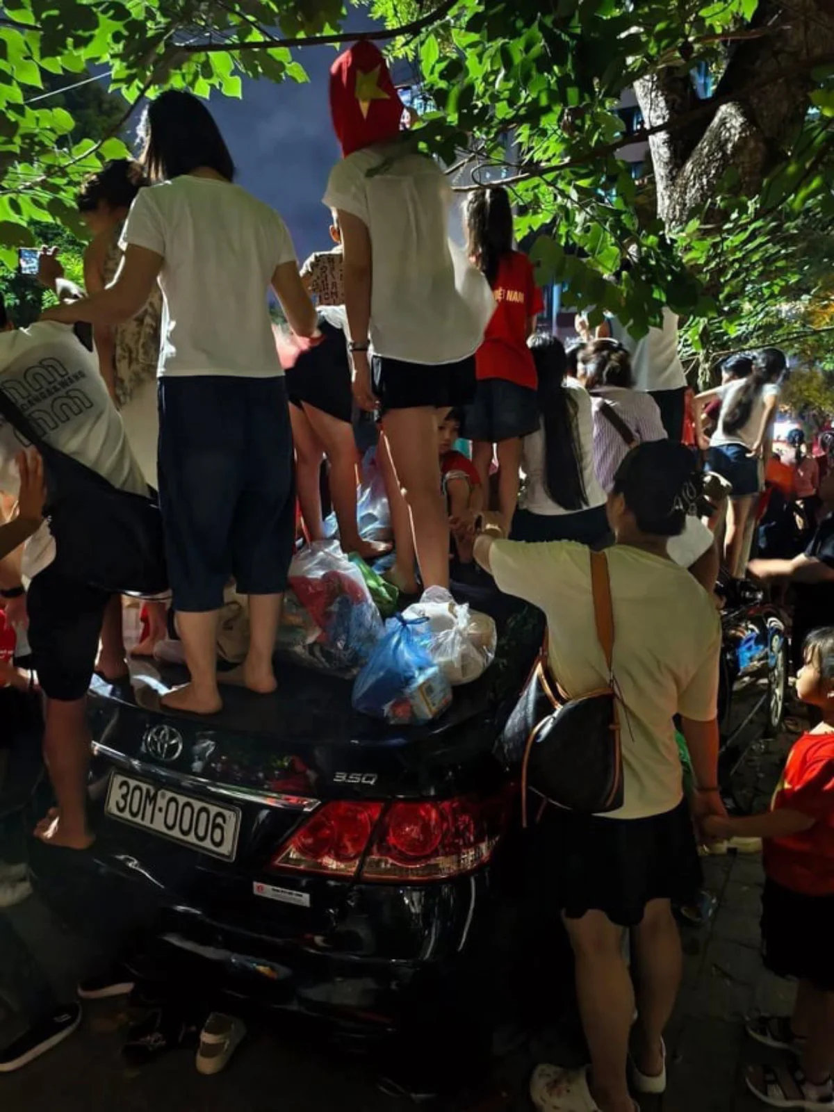 Xe của người khác được dùng làm bệ quan khán - 2 Xe của người khác được dùng làm bệ quan khán - 2