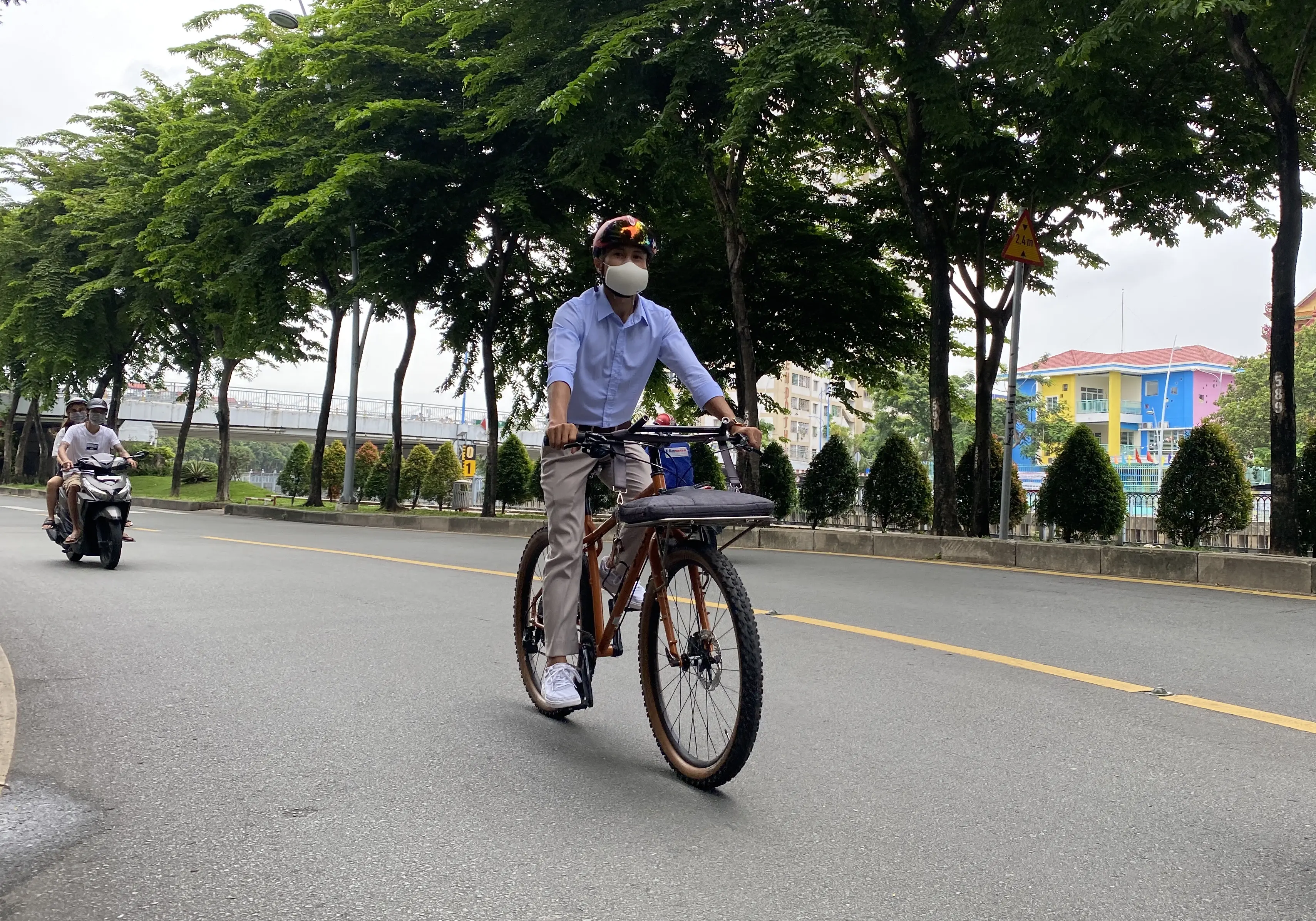 Đạp xe đi làm Chàng trai đạp xe đi làm