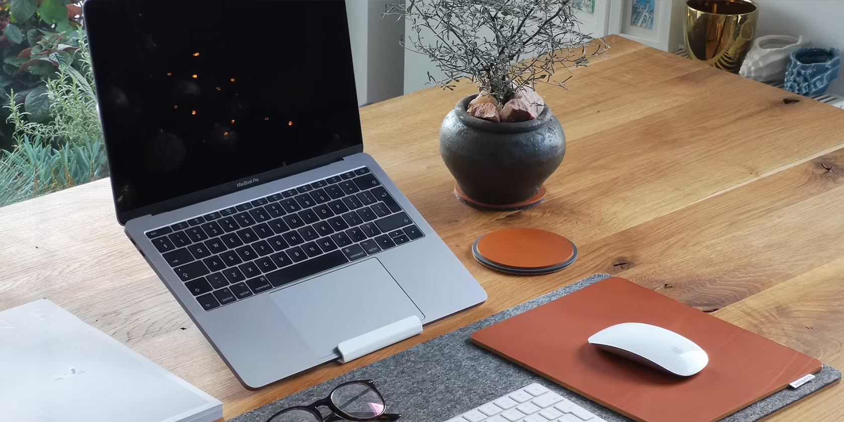Góc nghiêng 7-9 độ ít tác động tiêu cực hơn góc phẳng. laptop stand
