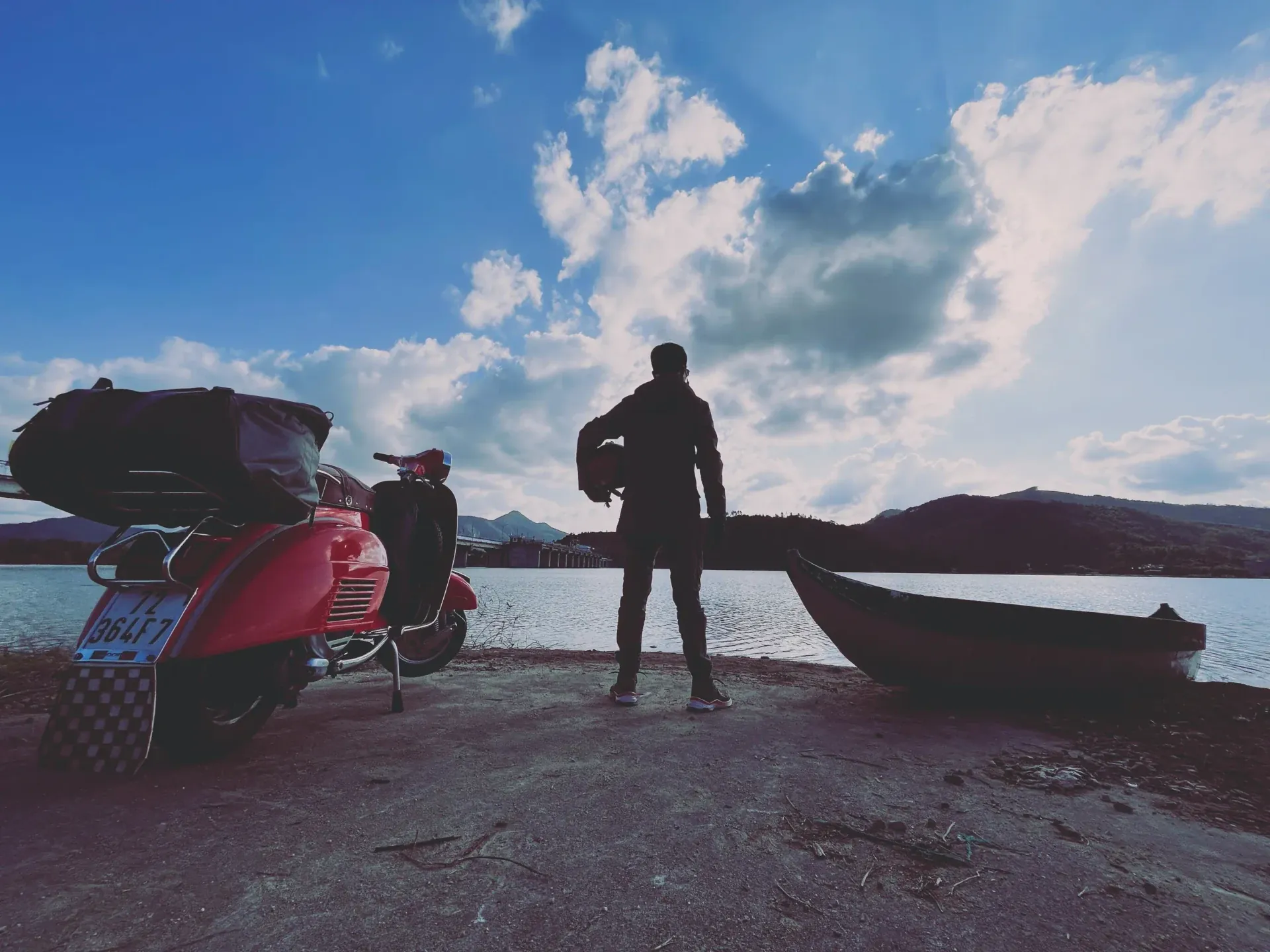 Vespa bên hồ