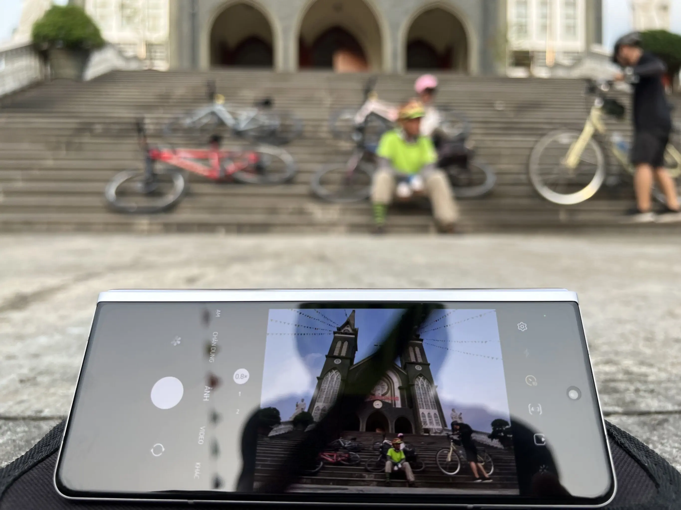 Mình chụp ảnh bằng Android và xem lại trên iPhone we cycling around HCMC
